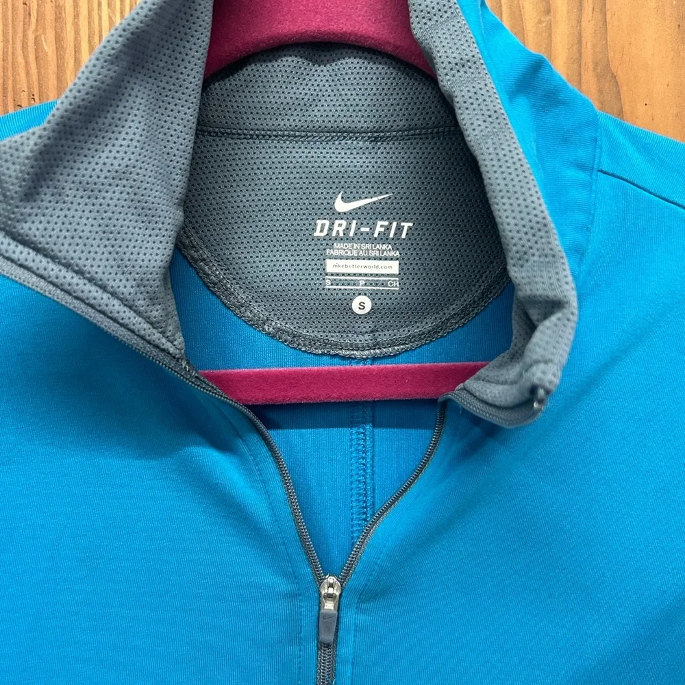 Nike Women’s size small dry-fit blue pullover - Picture 6 of 9